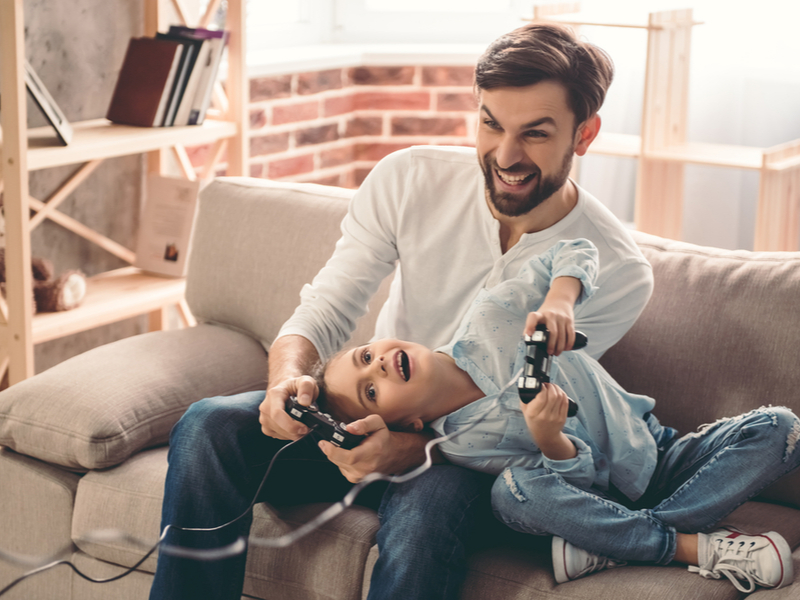 Otac i dijete igraju playstation